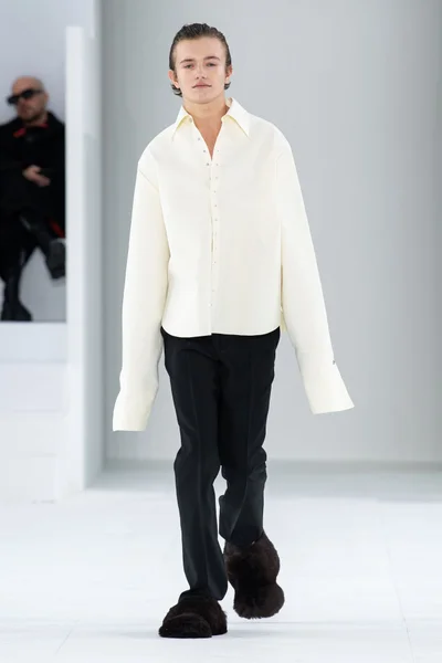 Look 19